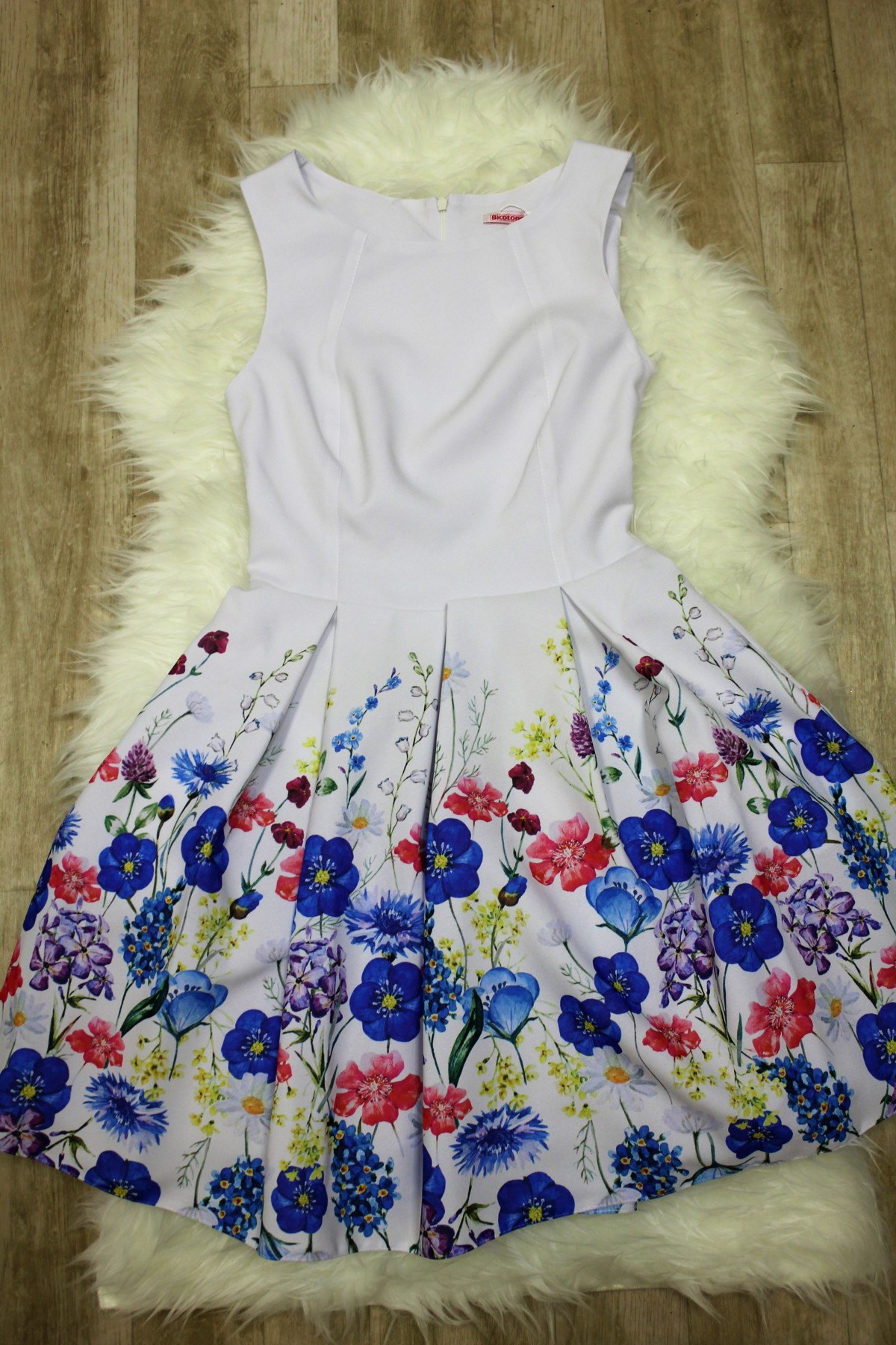 Dámské společenské šaty bez rukávů se skládanou sukní a páskem bílé - Bílá / 40 - Bicotone krémová s květinovým vzorem 36