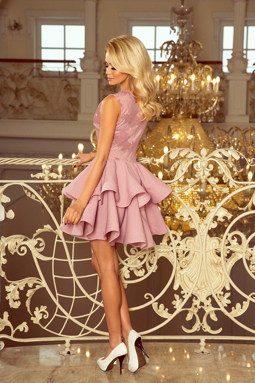 Exkluzivní dámské šaty v barvě lila s krajkovým výstřihem model 7638090 S