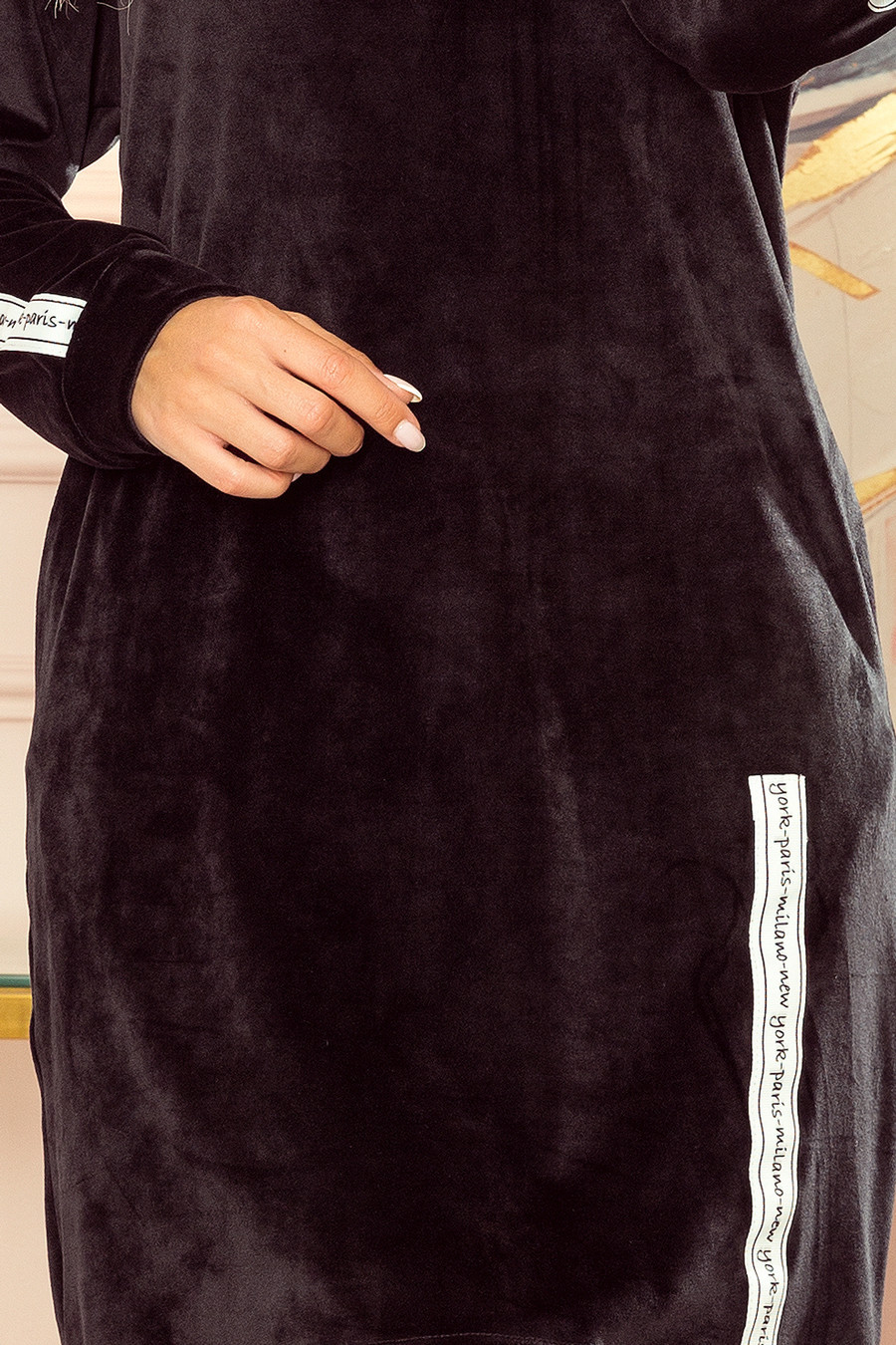 Černá velurová dámská mikina s kapucí a kapsami model 14376793 L - numoco