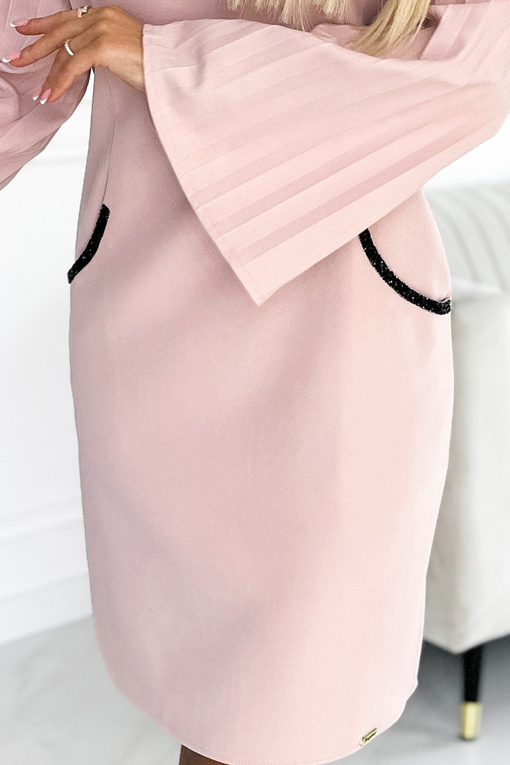 Dámské šaty v pudrově růžové barvě s plisovanými rukávy a kapsičkami 438-2 S