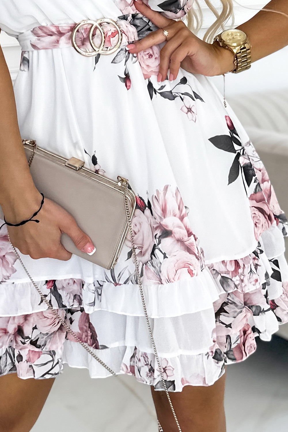 Bílé dámské šaty s přeloženým obálkovým výstřihem, krátkými rukávy a se vzorem růží UNI model 18581412 - numoco basic