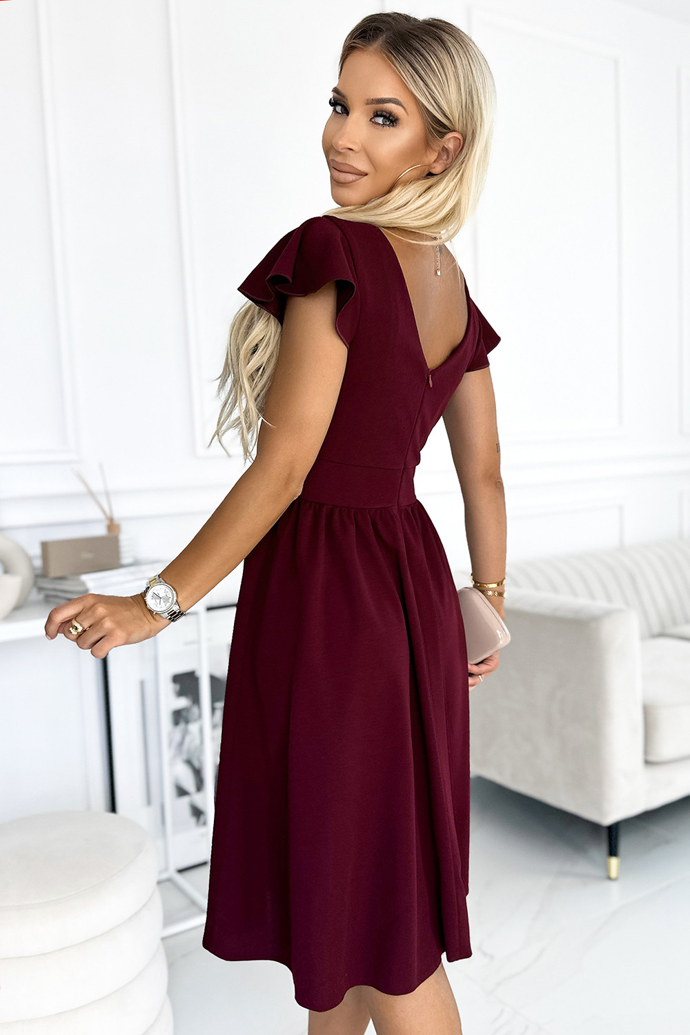 MATILDE - Dámské šaty ve vínové bordó barvě s výstřihem a krátkými rukávy 425-4 M
