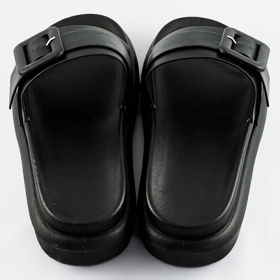 Černé dámské pantofle s přezkou model 17349575 černá XL (42)