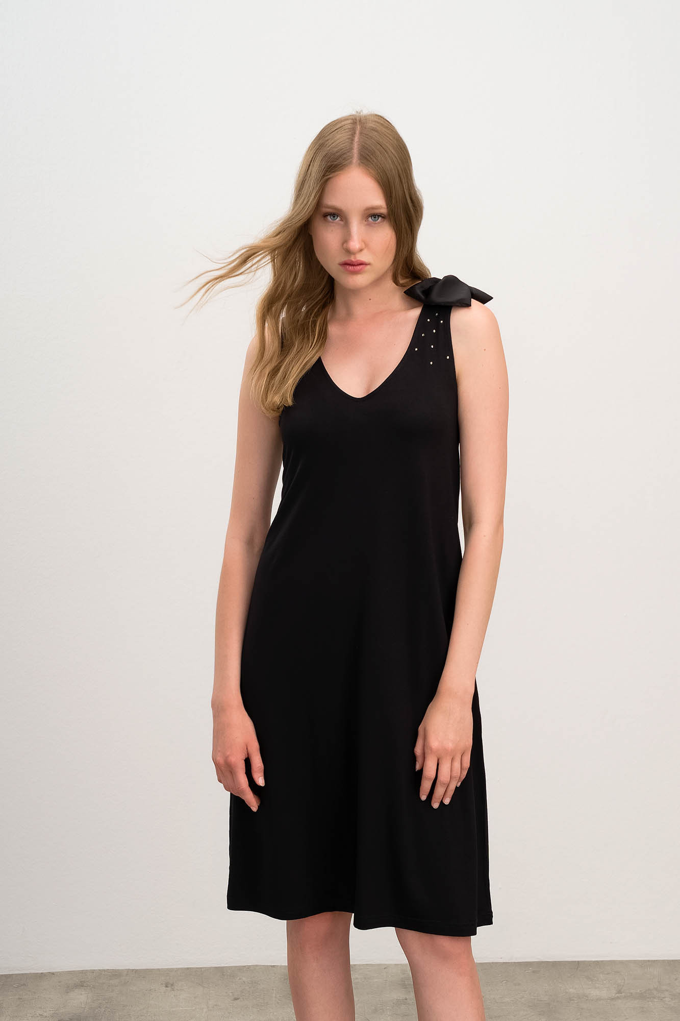 Vamp - Elegantní dámské šaty 16519 - Vamp Barva: black, Velikost: S