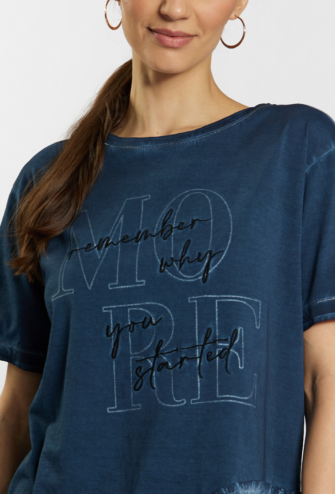 Monnari Trička Dámské tričko s asymetrickým volánem Multi Navy Blue Velikost: M
