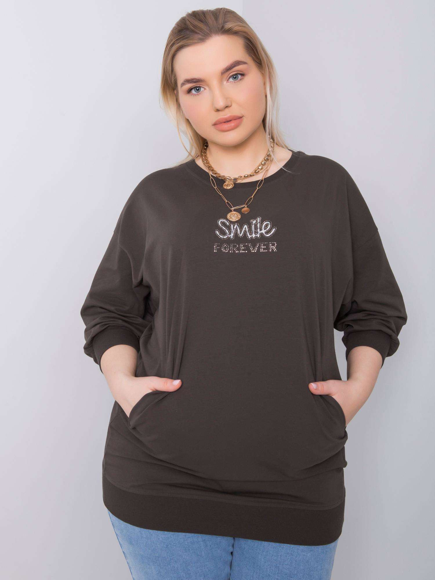 Tmavá khaki halenka plus size velikosti s nášivkou Messina Velikost: JEDNA VELIKOST