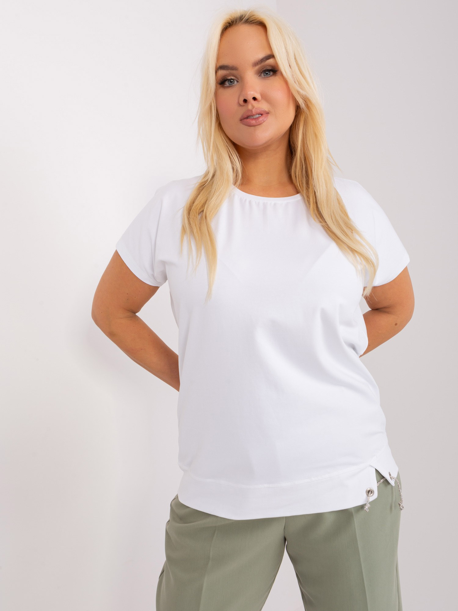 Bílá dámská halenka plus size s krátkým rukávem JEDNA VELIKOST