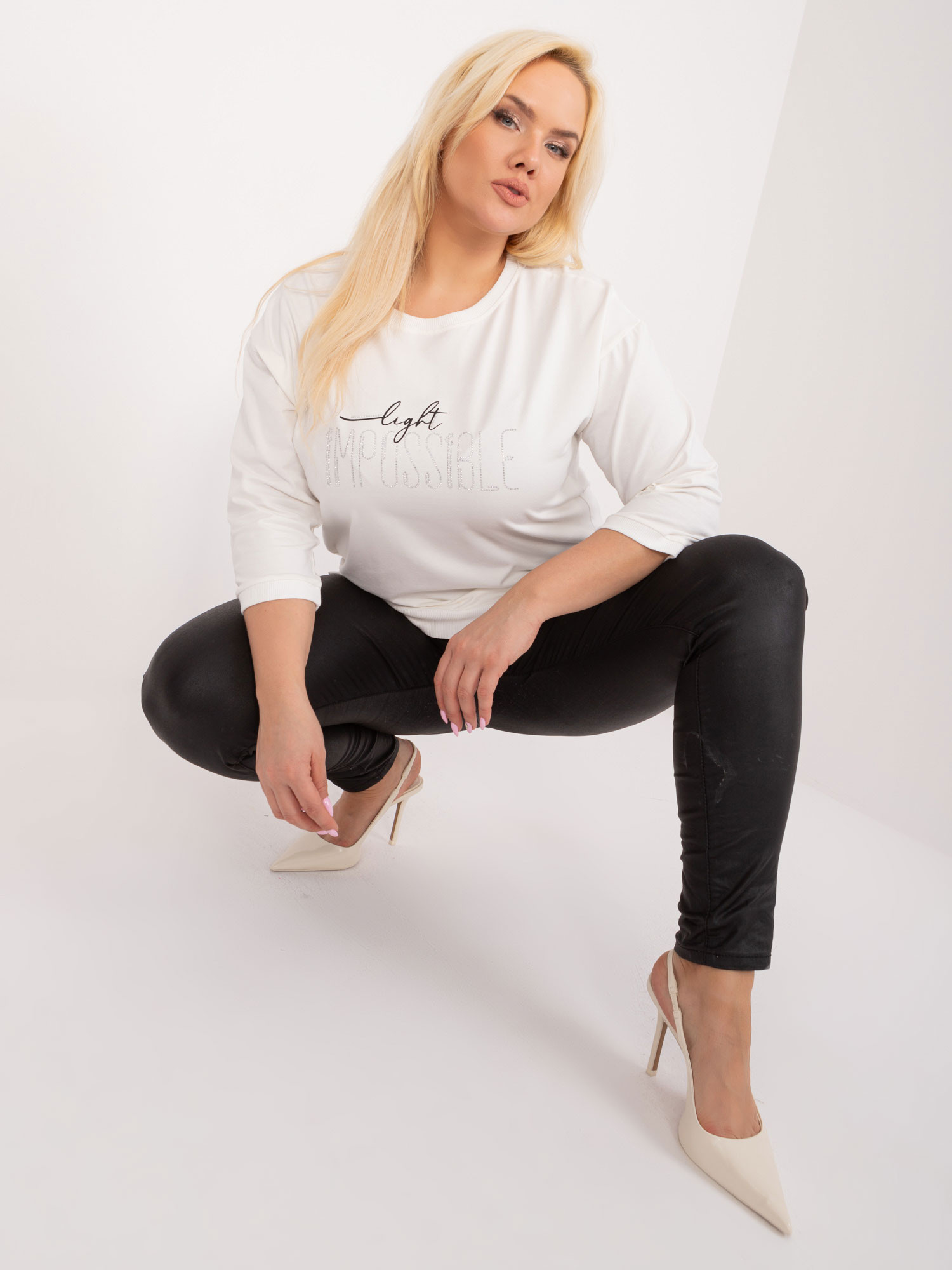 Halenka Ecru plus size s ozdobným nápisem JEDNA VELIKOST