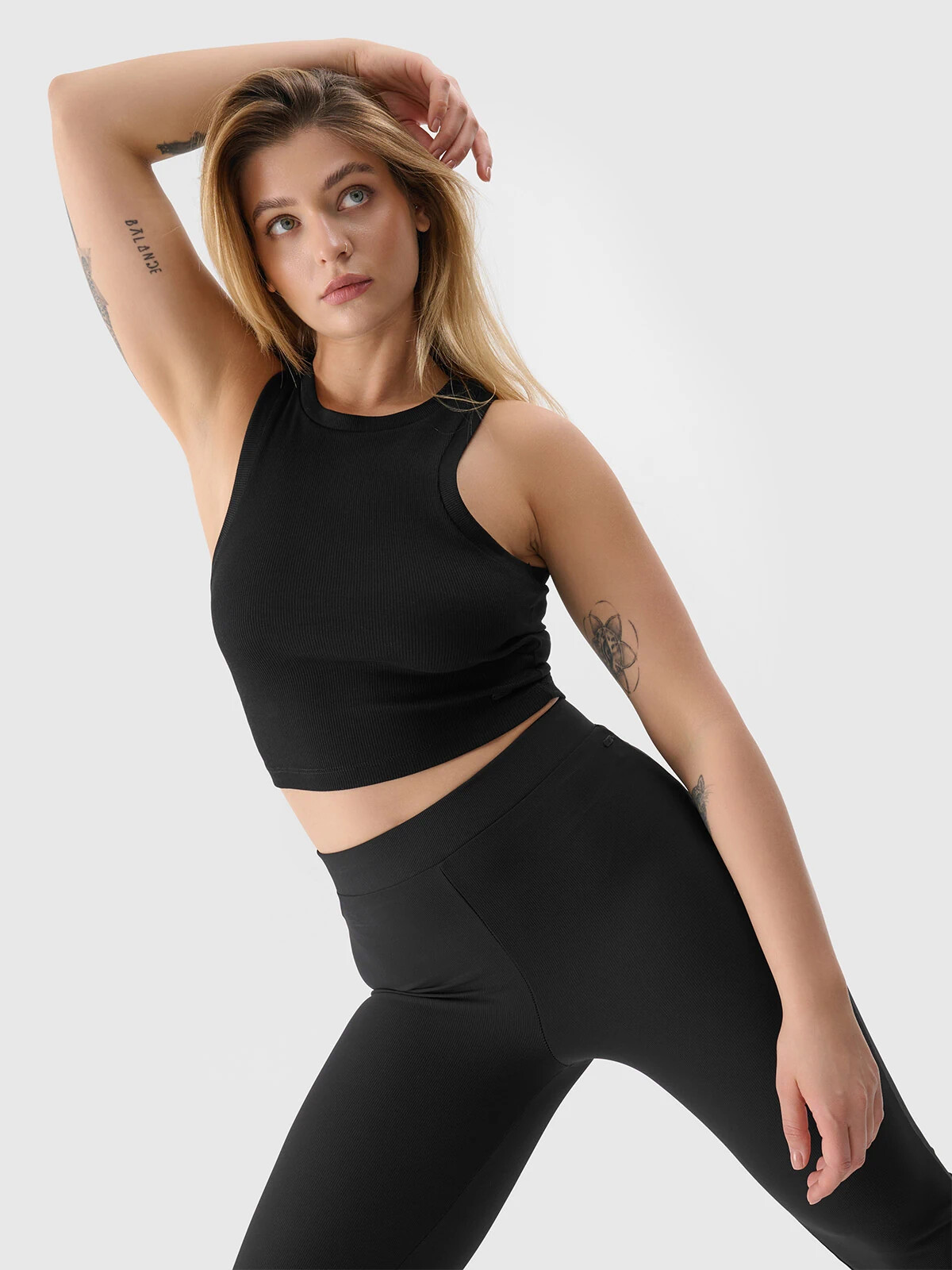 Dámský crop top slim 4F - černý Velikost: XS