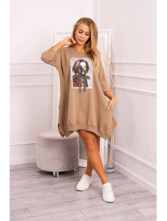 Šaty s potiskem a model 18743454 spodní částí camel - K-Fashion