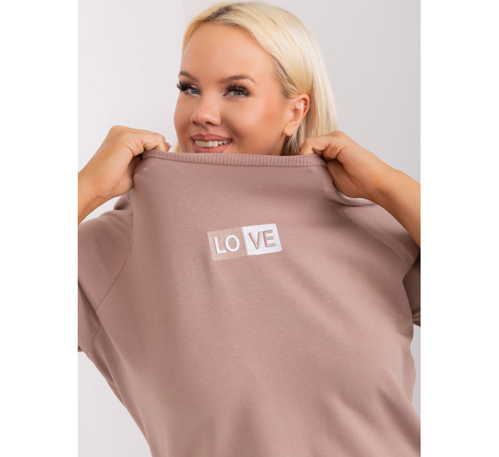 Tmavě béžová halenka plus size s nápisem