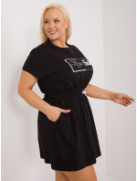 Černé minišaty plus size s nápisem