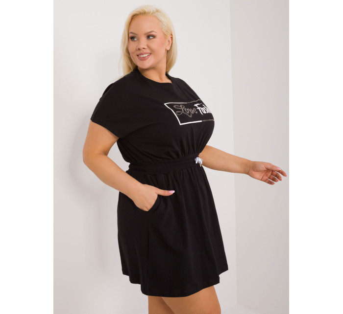 Černé minišaty plus size s nápisem