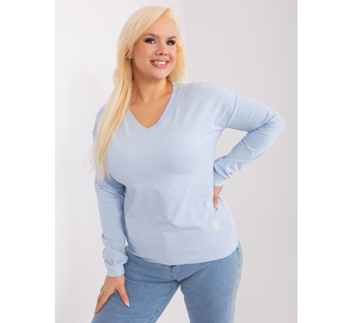 Světle modrá halenka plus size s výstřihem