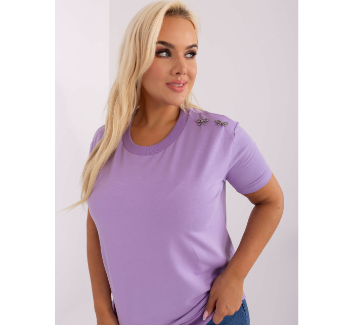 Světle fialová halenka plus size s broží