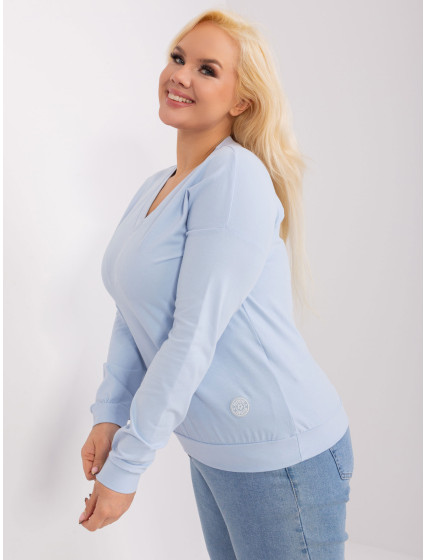 Světle modrá halenka plus size s výstřihem