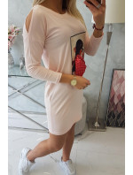 Šaty s grafikou a 3D model 18744094 mašlí pudrově růžové - K-Fashion