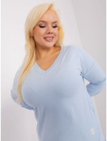 Světle modrá halenka plus size s výstřihem