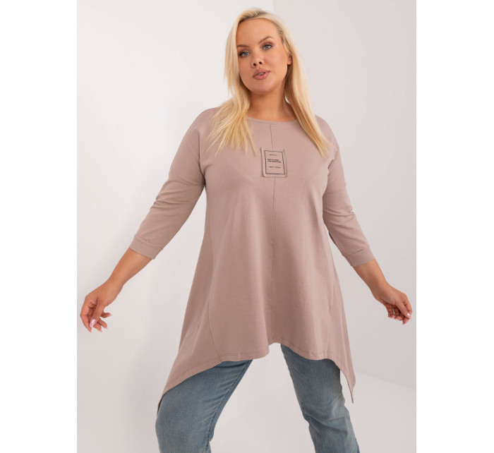 Tmavě béžová halenka plus size s nášivkou