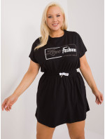 Černé minišaty plus size s nápisem