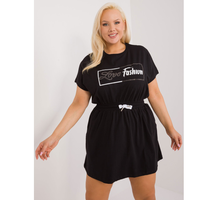 Černé minišaty plus size s nápisem