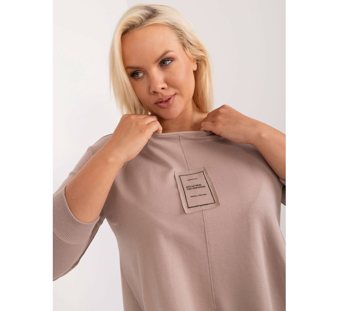 Tmavě béžová halenka plus size s nášivkou