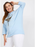 Světle modrá dámská halenka plus size s 3/4 rukávem