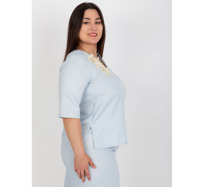 Světle modrá halenka plus size s krátkým rukávem