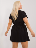 Černé minišaty plus size s nápisem