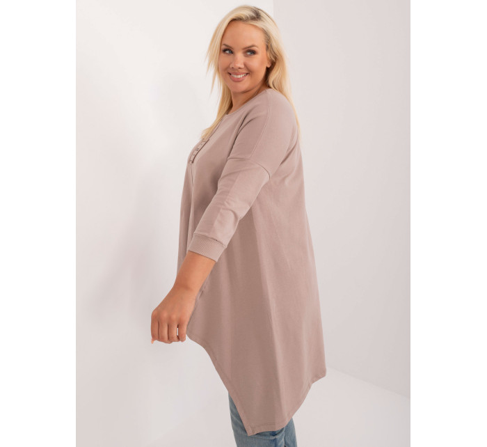 Tmavě béžová halenka plus size s nášivkou