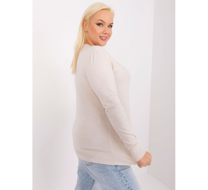 Světle béžový vypasovaný svetr plus size velikosti s výstřihem