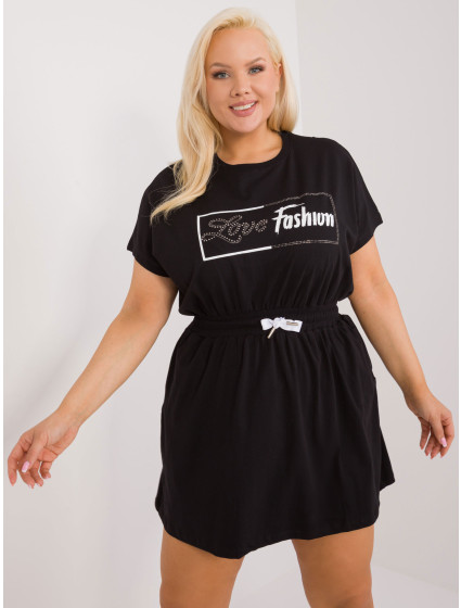 Černé minišaty plus size s nápisem