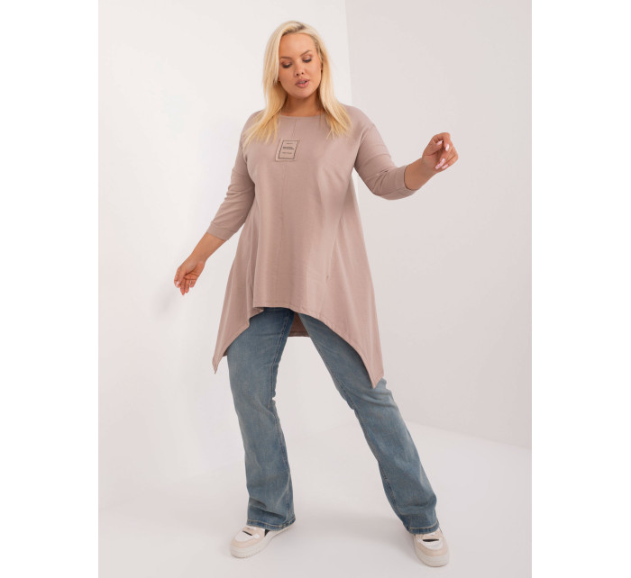 Tmavě béžová halenka plus size s nášivkou