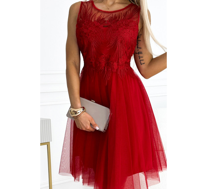 CATERINA - Velmi žensky působící červené dámské šaty s plastickou výšivkou a jemným tylem 522-3