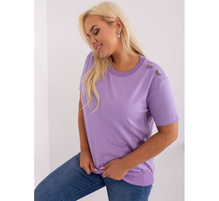 Světle fialová halenka plus size s broží